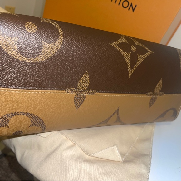 LOUIS VUITTON ON THE GO MM MONOGRAM PURSE - Picture 4 of 10